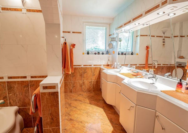 Krásny 7-izbový RD, 328 m² + 1389 m² pozemok, Trebostovo, okres Martin