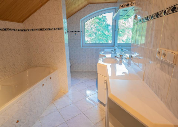 Krásny 7-izbový RD, 328 m² + 1389 m² pozemok, Trebostovo, okres Martin