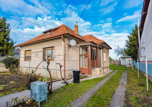 Priestranný rodinný dom s veľkým pozemkom – Bernolákova, Šaľa  