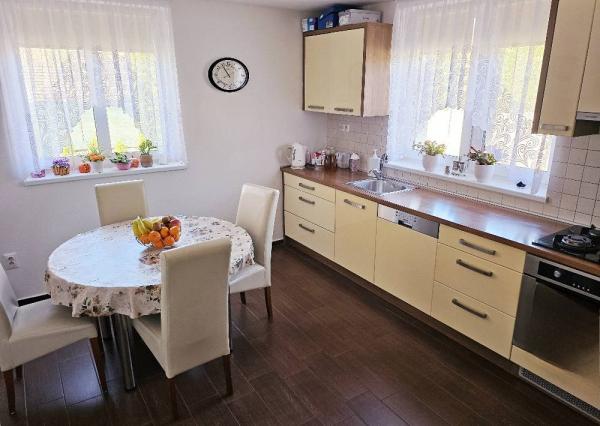 RODINNÝ DOM - PODLUŽANY - 4 IZBOVÝ -148 M2 NA POZEMKU 1049 M2