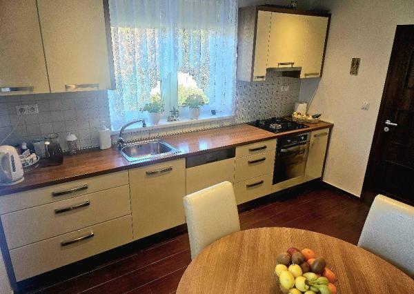 RODINNÝ DOM - PODLUŽANY - 4 IZBOVÝ -148 M2 NA POZEMKU 1049 M2