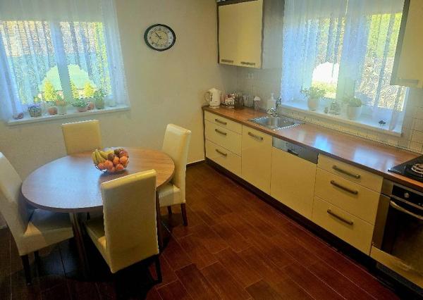 RODINNÝ DOM - PODLUŽANY - 4 IZBOVÝ -148 M2 NA POZEMKU 1049 M2