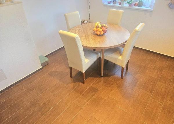 RODINNÝ DOM - PODLUŽANY - 4 IZBOVÝ -148 M2 NA POZEMKU 1049 M2