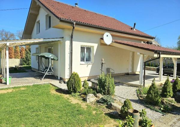 RODINNÝ DOM - PODLUŽANY - 4 IZBOVÝ -148 M2 NA POZEMKU 1049 M2