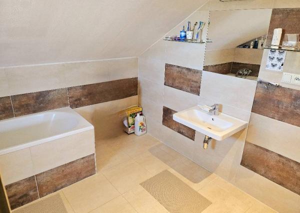 RODINNÝ DOM - PODLUŽANY - 4 IZBOVÝ -148 M2 NA POZEMKU 1049 M2