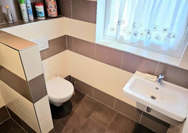 RODINNÝ DOM - PODLUŽANY - 4 IZBOVÝ -148 M2 NA POZEMKU 1049 M2