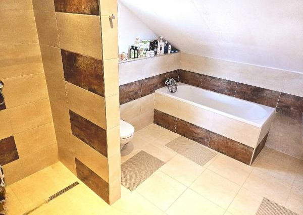 RODINNÝ DOM - PODLUŽANY - 4 IZBOVÝ -148 M2 NA POZEMKU 1049 M2