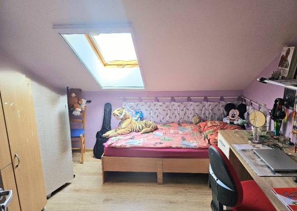 RODINNÝ DOM - PODLUŽANY - 4 IZBOVÝ -148 M2 NA POZEMKU 1049 M2