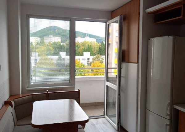 Na prenájom 4 izbový byt v centre Dubnice nad Váhom