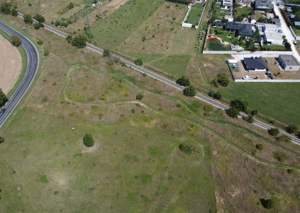 INVESTIČNÝ POZEMOK 2250 M2 NA PREDAJ – KRAKOVANY, časť STRÁŽE