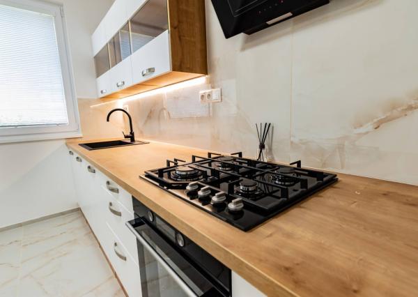 Na predaj novozrekonštruovaný 3-izb. byt s balkónom, 76 m², J. Smreka