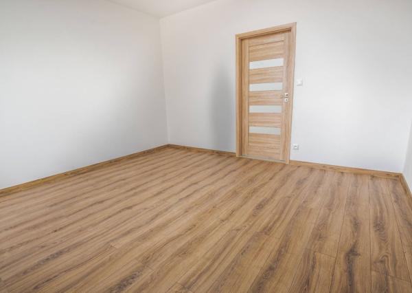 Na predaj novozrekonštruovaný 3-izb. byt s balkónom, 76 m², J. Smreka