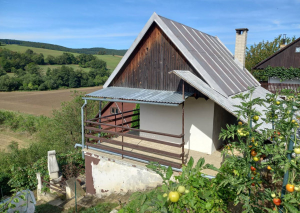 *REZERVOVANÉ* Slnečná záhrada s murovanou chatkou, Nemšová časť Ľuborč