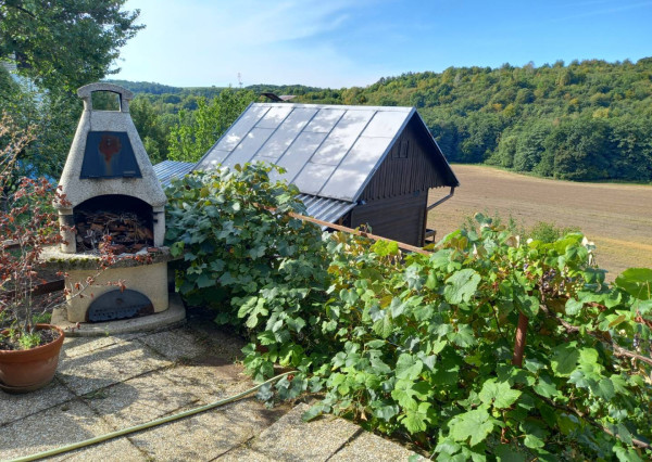 *REZERVOVANÉ* Slnečná záhrada s murovanou chatkou, Nemšová časť Ľuborč