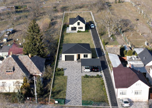 Stavebný pozemok 1950 m2 pre dva domy, 2x všetky IS, Ostrov