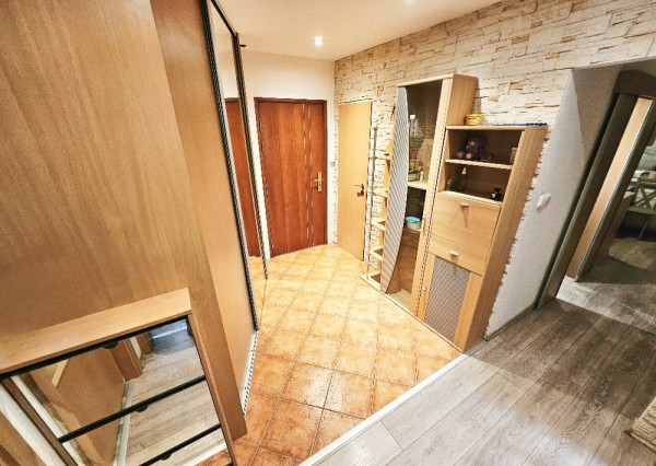 4 izbový byt Bánovce nad Bebravou/CENTRUM-STRED/83 m2/PIVNICA