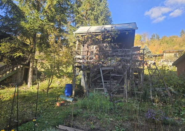 Záhrada s chatkou v kúpeľnom meste Trenčianske Teplice, 305 m2