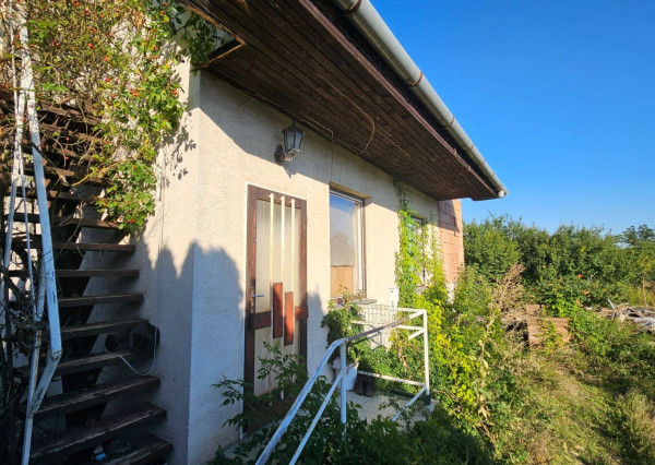 REKREAČNÝ DOMČEK  V CENTRE OBCE OSTROV PRI PIEŠŤANOCH