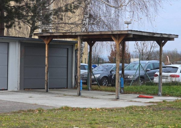 Výnimočná ponuka garáže s prístreškom pre dve autá v Piešťanoch