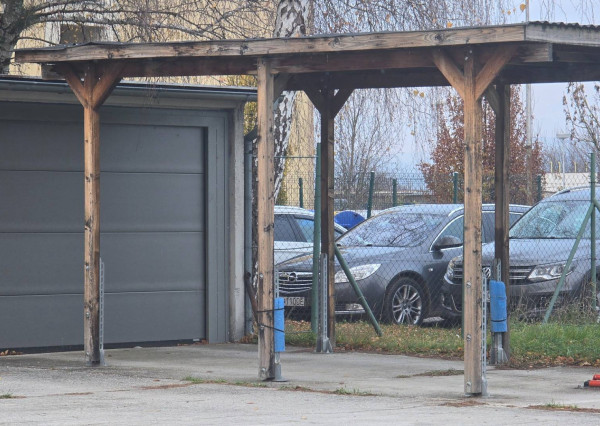 Výnimočná ponuka garáže s prístreškom pre dve autá v Piešťanoch