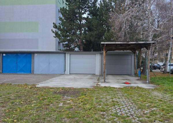 Výnimočná ponuka garáže s prístreškom pre dve autá v Piešťanoch