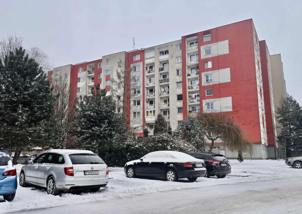 Praktický 1 izbový byt s balkónom a  nerušeným výhľadom, ideálny na investíciu aj prvé bývanie, Piešťany