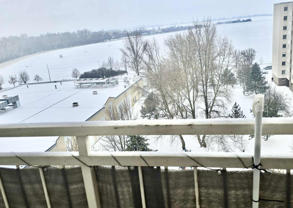 Praktický 1 izbový byt s balkónom a  nerušeným výhľadom, ideálny na investíciu aj prvé bývanie, Piešťany