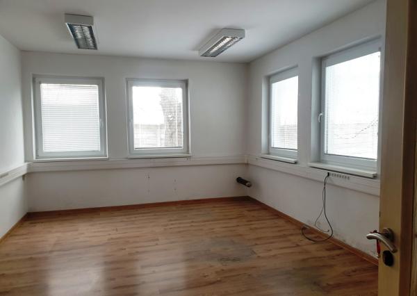 Priemyselný objekt 8000 m2 s halou 991 m2 - Tr. Bohuslavice