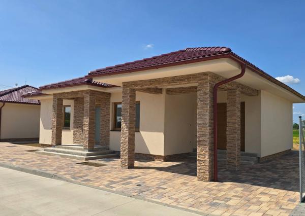 NOVOSTAVBA 4-IZBOVÉHO BUNGALOVU LEN 7 KM OD PIEŠŤAN – SOKOLOVCE