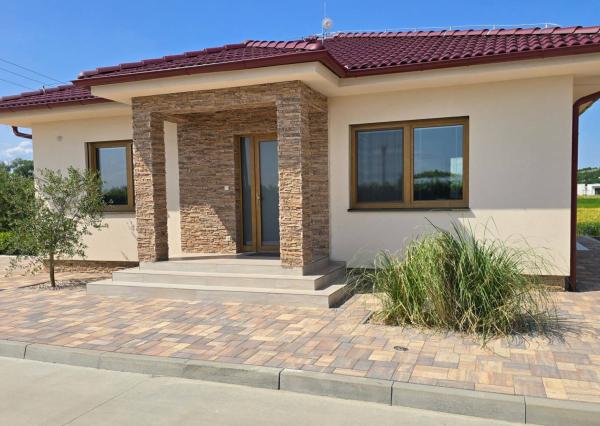 NOVOSTAVBA 4-IZBOVÉHO BUNGALOVU LEN 7 KM OD PIEŠŤAN – SOKOLOVCE