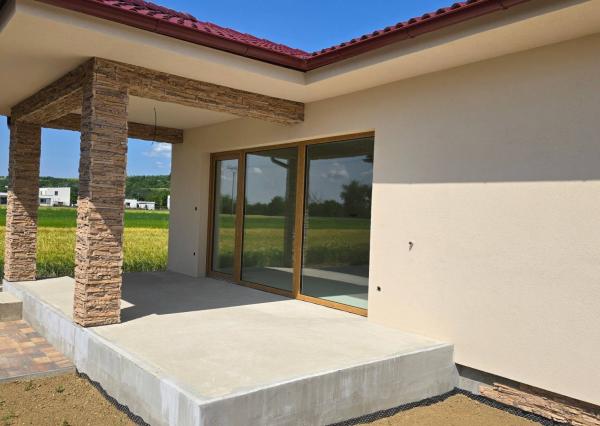 NOVOSTAVBA 4-IZBOVÉHO BUNGALOVU LEN 7 KM OD PIEŠŤAN – SOKOLOVCE