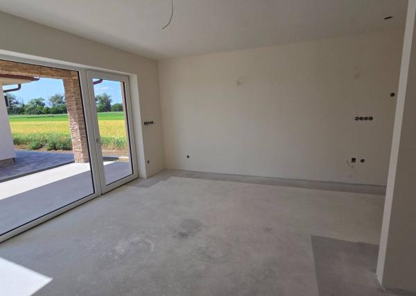 NOVOSTAVBA 4-IZBOVÉHO BUNGALOVU LEN 7 KM OD PIEŠŤAN – SOKOLOVCE