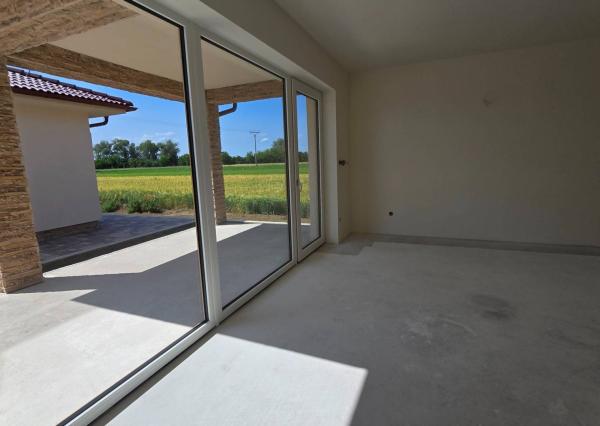 NOVOSTAVBA 4-IZBOVÉHO BUNGALOVU LEN 7 KM OD PIEŠŤAN – SOKOLOVCE