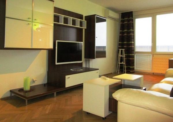 REZERVOVANÉ! Prenájom veľký 2 izbový byt 67m2 s dvomi balkónmi Nitra