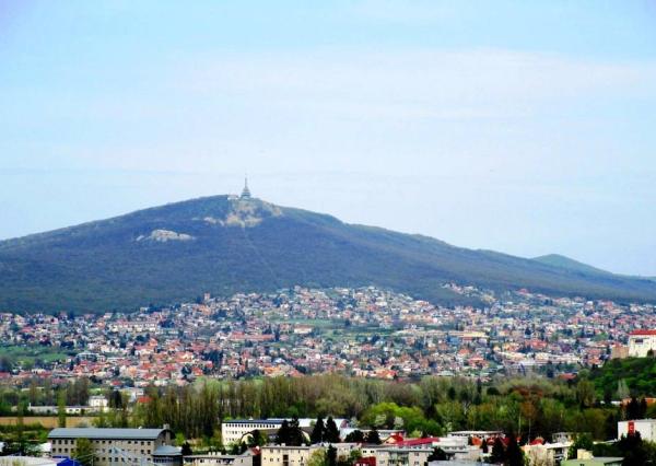 REZERVOVANÉ! Prenájom veľký 2 izbový byt 67m2 s dvomi balkónmi Nitra