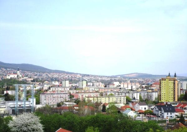 REZERVOVANÉ! Prenájom veľký 2 izbový byt 67m2 s dvomi balkónmi Nitra