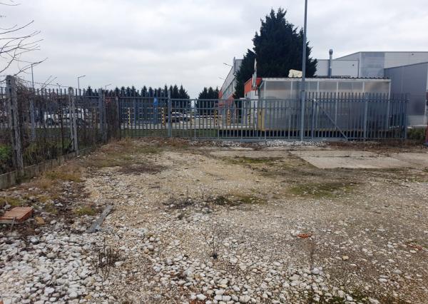 Priemyselný areál 9 000 m2 s montovanou halou 340 m2 - Nové Mesto n/V