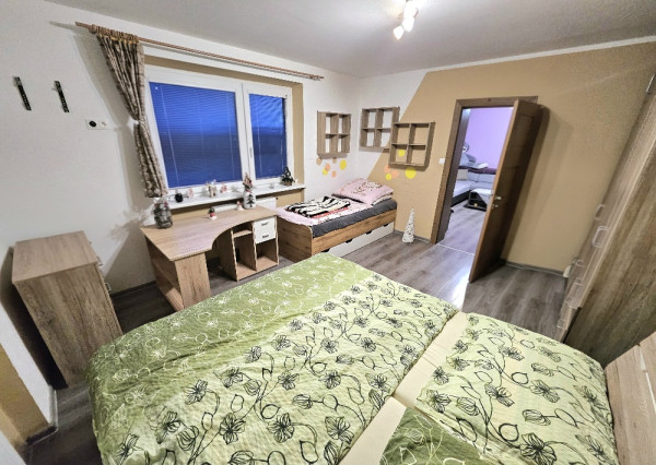 RODINNÝ DOM- VEĽKÉ CHLIEVANY- POZEMOK 1001 m2- 5 IZBOVÝ