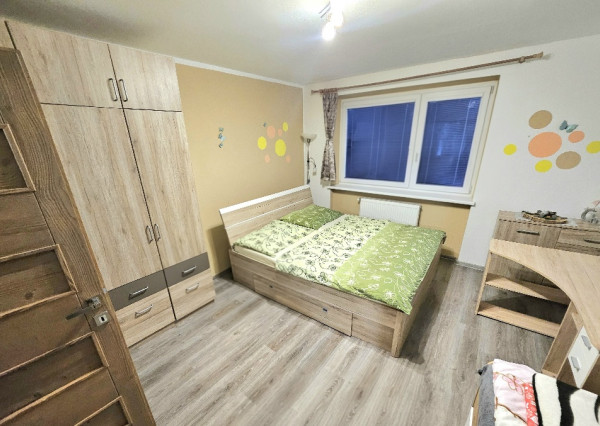 RODINNÝ DOM- VEĽKÉ CHLIEVANY- POZEMOK 1001 m2- 5 IZBOVÝ