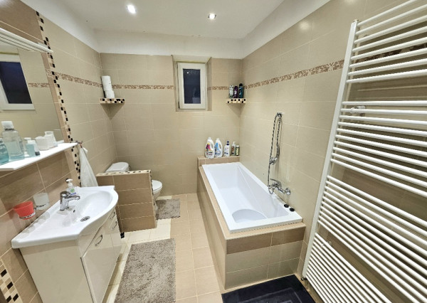 RODINNÝ DOM- VEĽKÉ CHLIEVANY- POZEMOK 1001 m2- 5 IZBOVÝ