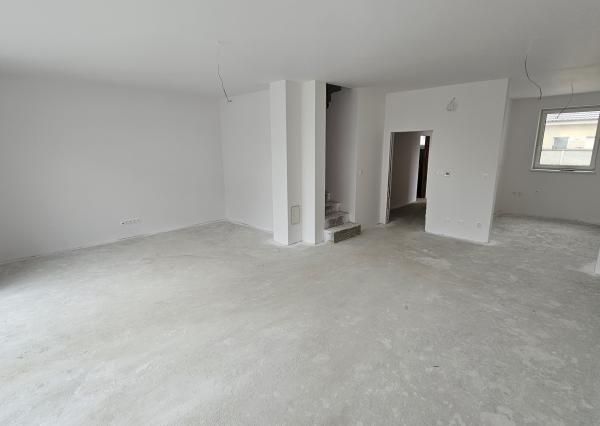 4 IZB. NOVOSTAVBA  RODINNÝ DOM, S POZEMKOM 256 M2, NOVÁ DEDINKA