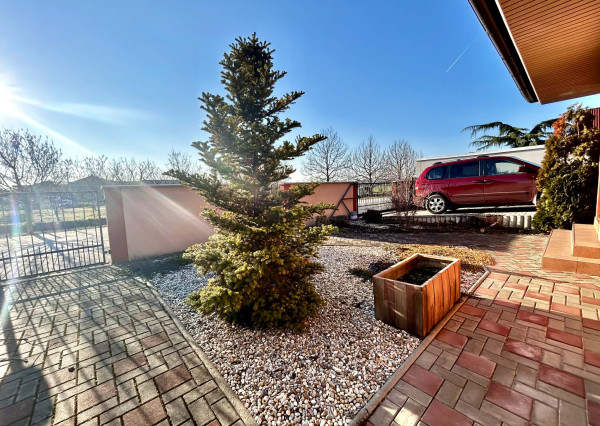 Iba u nás:  Na predaj Zariadený Hotový BUNGALOV, garaz, vysadba v dokoncenej zabyvanej lokalite, pri Piešťanoch (6 km)