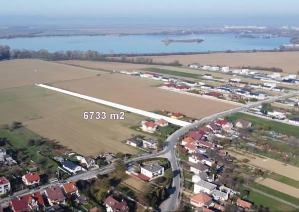 INVESTIČNÝ POZEMOK 6733 m² NA RD  – SOKOLOVCE (okres Piešťany)