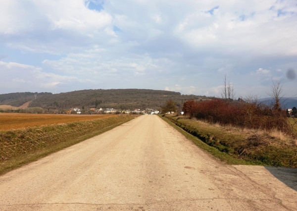 Rekreačný pozemok pri lese 1 139 m2 - možnosť výstavby chatky - Trenčianske Bohuslavice