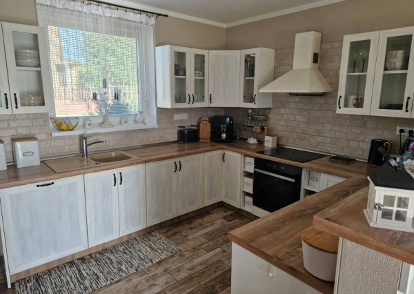 Novostavba - bungalov 100 m2 v obci Košeca, pozemok 800 m2