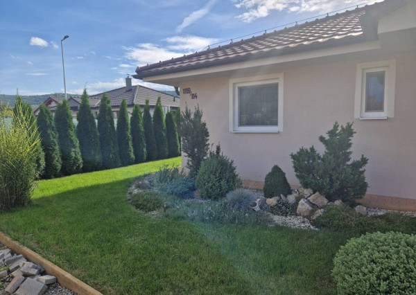 Novostavba - bungalov 100 m2 v obci Košeca, pozemok 800 m2