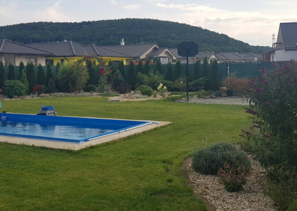 Novostavba - bungalov 100 m2 v obci Košeca, pozemok 800 m2