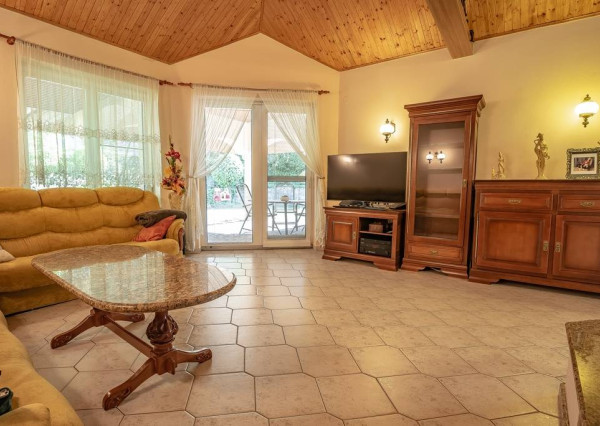 Krásny 7-izbový RD, 328 m² + 1389 m² pozemok, Trebostovo, okres Martin