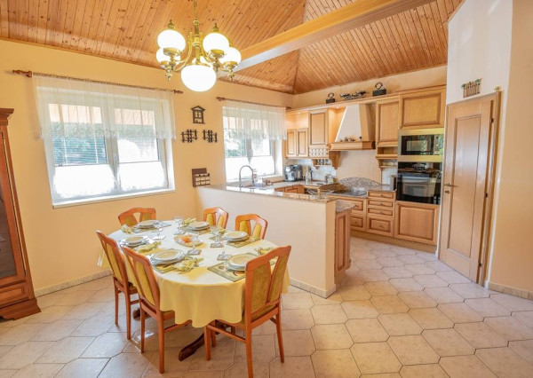 Krásny 7-izbový RD, 328 m² + 1389 m² pozemok, Trebostovo, okres Martin