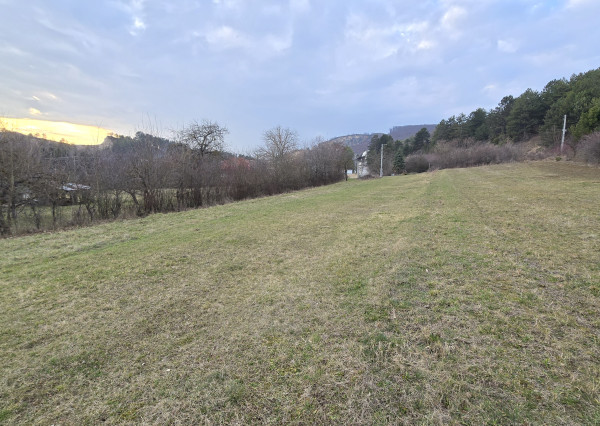 STAVEBNÝ POZEMOK 1334 m2 + VEĽKÁ ZÁHRADA 900 m2 TRENČIANSKE MITICE